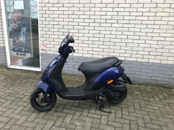 DIKKE  PIAGGIO ZIP SP 45 4T BMW BLAUW  BROM  BJ2018 8000KM