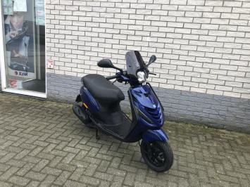 DIKKE  PIAGGIO ZIP SP 45 4T BMW BLAUW  BROM  BJ2018 8000KM