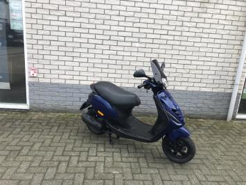 DIKKE  PIAGGIO ZIP SP 45 4T BMW BLAUW  BROM  BJ2018 8000KM