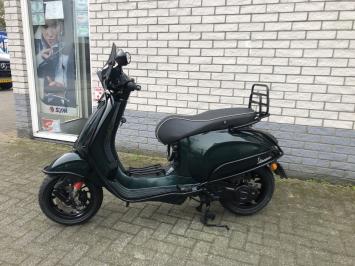 DIKKE VESPA SPRINT S 45KM BROM  GROEN CARBON  8000KM BJ2020