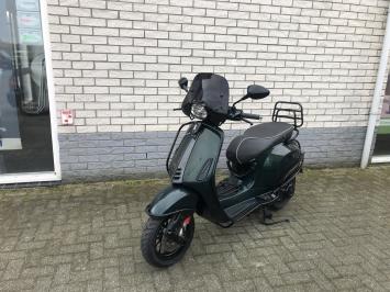 DIKKE VESPA SPRINT S 45KM BROM  GROEN CARBON  8000KM BJ2020