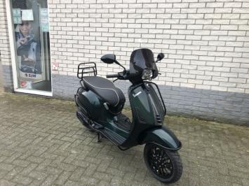 DIKKE VESPA SPRINT S 45KM BROM  GROEN CARBON  8000KM BJ2020