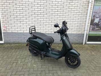 DIKKE VESPA SPRINT S 45KM BROM  GROEN CARBON  8000KM BJ2020