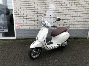 BIJNA NIEUWE VESPA PRIMAVERA 45KM BROM WIT BJ6-2024 3000KM