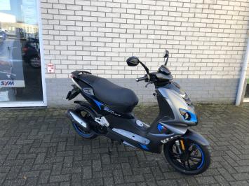 MOOIE PEUGEOT PEUGEOT SPEEDFIGHT 45KM BROM MAT GREY BJ2021 8000KM