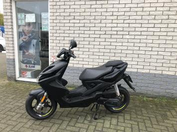 MOOIE YAMAHA AEROX R 45KM BROM 4-TAKT MAT BLACK BJ2015 7000KM