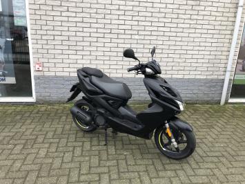 MOOIE YAMAHA AEROX R 45KM BROM 4-TAKT MAT BLACK BJ2015 7000KM