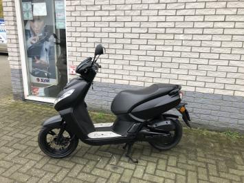 MOOIE PEUGEOT KISBEE 45KM BROM BLACK EDITIE  4T BJ2019 7000KM 