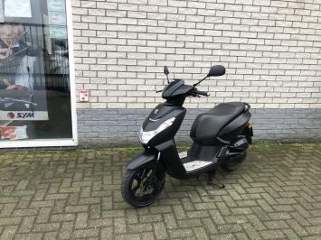 MOOIE PEUGEOT KISBEE 45KM BROM BLACK EDITIE  4T BJ2019 7000KM 