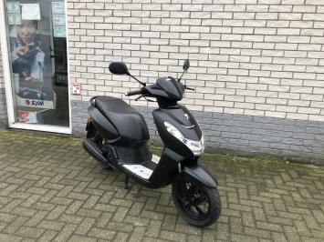 MOOIE PEUGEOT KISBEE 45KM BROM BLACK EDITIE  4T BJ2019 7000KM 