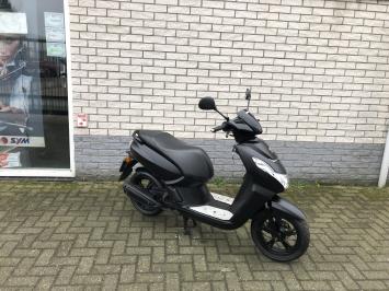 MOOIE PEUGEOT KISBEE 45KM BROM BLACK EDITIE  4T BJ2019 7000KM 