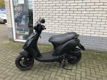 DIKKE PIAGGIO ZIP SP 45 4-TAKT MAT ZWART BROM BJ2013 11.000KM