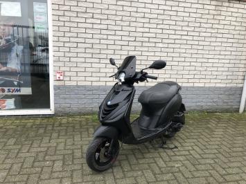 DIKKE PIAGGIO ZIP SP 45 4-TAKT MAT ZWART BROM BJ2013 11.000KM