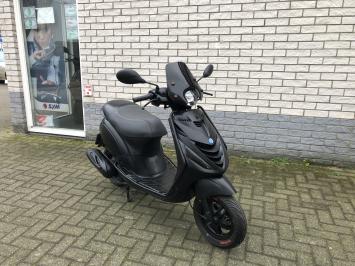 DIKKE PIAGGIO ZIP SP 45 4-TAKT MAT ZWART BROM BJ2013 11.000KM