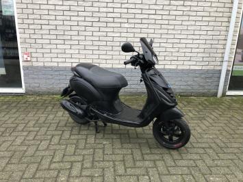 DIKKE PIAGGIO ZIP SP 45 4-TAKT MAT ZWART BROM BJ2013 11.000KM