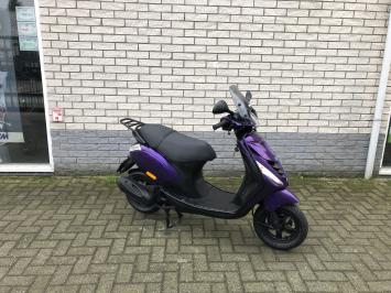 DIKKE PIAGGIO ZIP SP 45KM 4-TAKT BROM PAARS BJ2016 9000KM