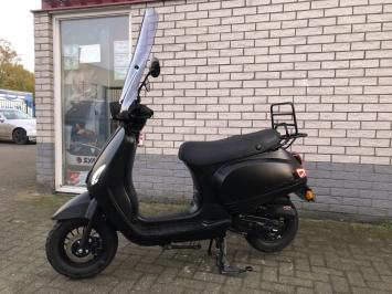 JONGE VESPA LOOK AGM RIVA 45KM BROM ZWART BJ2024 249KM