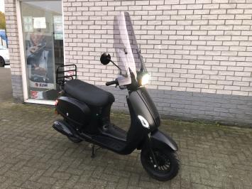 JONGE VESPA LOOK AGM RIVA 45KM BROM ZWART BJ2024 249KM