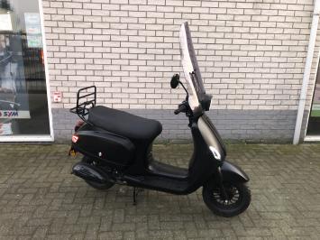 JONGE VESPA LOOK AGM RIVA 45KM BROM ZWART BJ2024 249KM