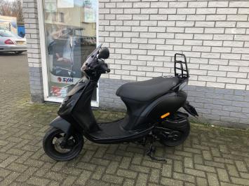 LEUKE  PIAGGIO ZIP SP 45 4-TAKT MAT ZWART BROM BJ2008 9000KM