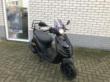 LEUKE  PIAGGIO ZIP SP 45 4-TAKT MAT ZWART BROM BJ2008 9000KM