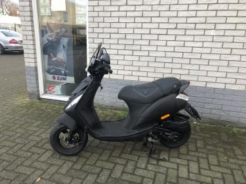 DIKKE  PIAGGIO ZIP SP 45 4-TAKT MAT ZWART BROM BJ2016 13000KM