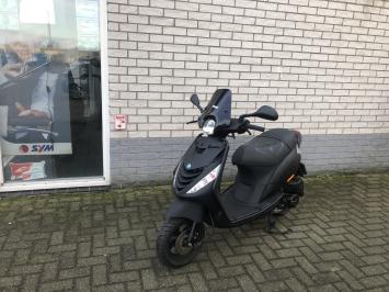 DIKKE  PIAGGIO ZIP SP 45 4-TAKT MAT ZWART BROM BJ2016 13000KM