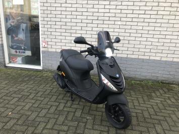 DIKKE  PIAGGIO ZIP SP 45 4-TAKT MAT ZWART BROM BJ2016 13000KM