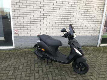 DIKKE  PIAGGIO ZIP SP 45 4-TAKT MAT ZWART BROM BJ2016 13000KM