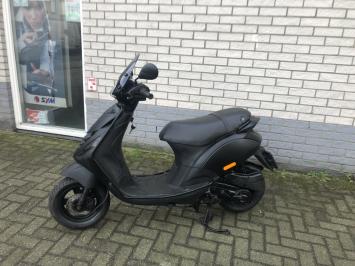 DIKKE PIAGGIO ZIP SP 45 4-TAKT MAT ZWART BROM BJ2015 10.000KM