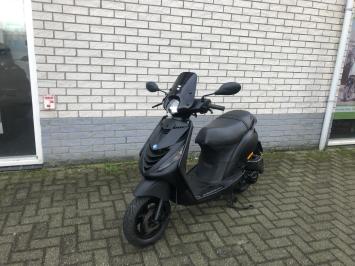 DIKKE PIAGGIO ZIP SP 45 4-TAKT MAT ZWART BROM BJ2015 10.000KM