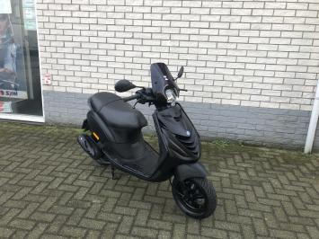 DIKKE PIAGGIO ZIP SP 45 4-TAKT MAT ZWART BROM BJ2015 10.000KM