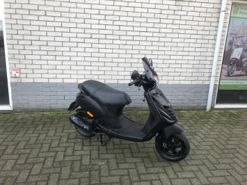 DIKKE PIAGGIO ZIP SP 45 4-TAKT MAT ZWART BROM BJ2015 10.000KM