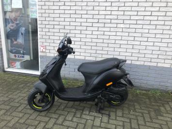 DIKKE PIAGGIO ZIP SP 45 4-TAKT MAT ZWART BROM BJ2019 6000KM