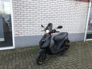 DIKKE PIAGGIO ZIP SP 45 4-TAKT MAT ZWART BROM BJ2019 6000KM