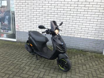 DIKKE PIAGGIO ZIP SP 45 4-TAKT MAT ZWART BROM BJ2019 6000KM