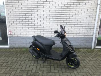 DIKKE PIAGGIO ZIP SP 45 4-TAKT MAT ZWART BROM BJ2019 6000KM