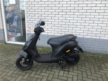 GAVE PIAGGIO ZIP SP 45 4-TAKT MAT ZWART BROM BJ2013 14000KM