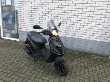 GAVE PIAGGIO ZIP SP 45 4-TAKT MAT ZWART BROM BJ2013 14000KM