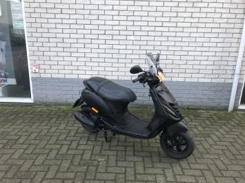 GAVE PIAGGIO ZIP SP 45 4-TAKT MAT ZWART BROM BJ2013 14000KM