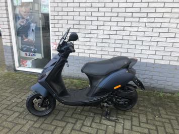  GAVE PIAGGIO ZIP SP 45 4-TAKT MAT ZWART BROM  BJ2013 8.000KM 