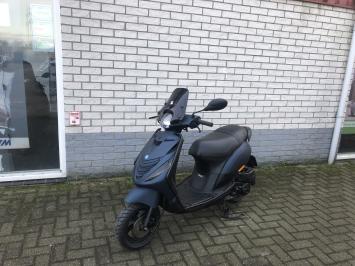  GAVE PIAGGIO ZIP SP 45 4-TAKT MAT ZWART BROM  BJ2013 8.000KM 