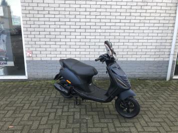  GAVE PIAGGIO ZIP SP 45 4-TAKT MAT ZWART BROM  BJ2013 8.000KM 