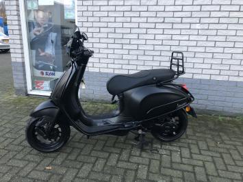 DIKKE VESPA SPRINT S 45KM BROM MAT BLACK 8000KM BJ2019