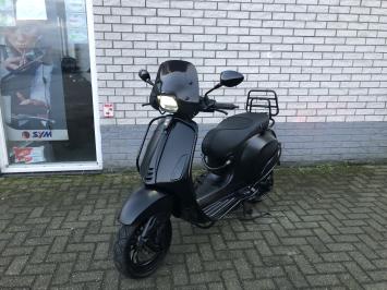 DIKKE VESPA SPRINT S 45KM BROM MAT BLACK 8000KM BJ2019