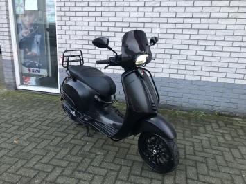 DIKKE VESPA SPRINT S 45KM BROM MAT BLACK 8000KM BJ2019