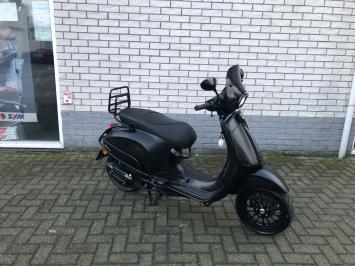 DIKKE VESPA SPRINT S 45KM BROM MAT BLACK 8000KM BJ2019