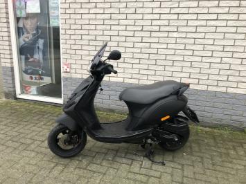 DIKKE PIAGGIO ZIP SP 45 4-TAKT MAT ZWART BROM BJ2011 9.000KM