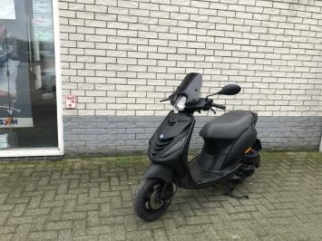 DIKKE PIAGGIO ZIP SP 45 4-TAKT MAT ZWART BROM BJ2011 9.000KM