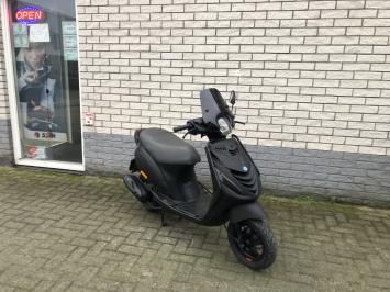 DIKKE PIAGGIO ZIP SP 45 4-TAKT MAT ZWART BROM BJ2011 9.000KM